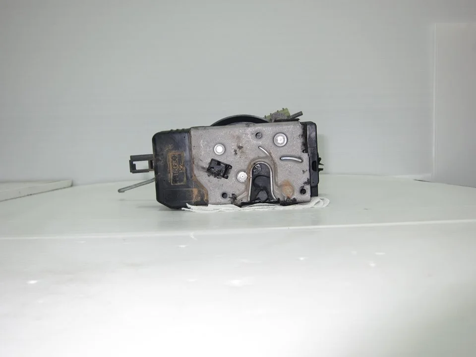 Foto de CERRADURA PUERTA DELANTERA DERECHA OPEL VECTRA C BERLINA 1.9 16V CDTI CAT (Z 19 DTH / LRD) (150 CV / 110 KW) referencia 13210765
