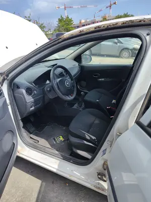Foto de GOMAS CONTORNO PUERTA RENAULT CLIO III 1.2 16V (75 CV / 55 KW)