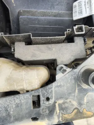 Foto de CAJA RELES / FUSIBLES RENAULT CLIO III 1.2 16V (75 CV / 55 KW)