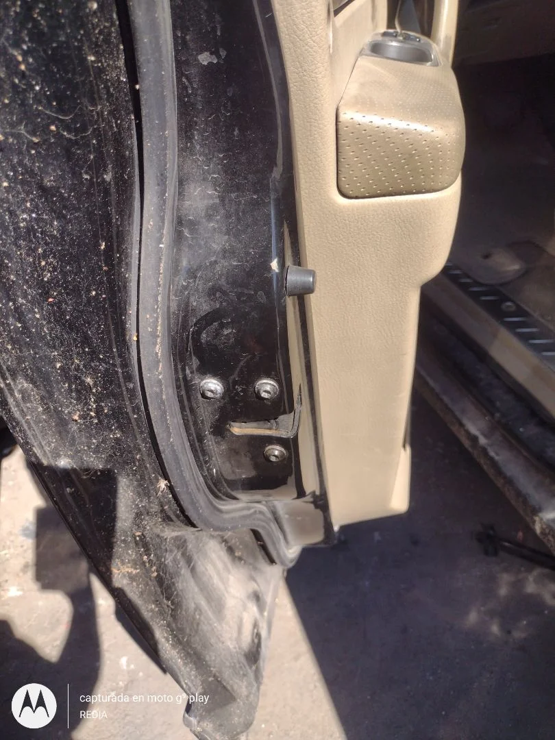 Foto de CERRADURA PUERTA DELANTERA IZQUIERDA SSANGYONG RODIUS 2.7 Turbodiesel CAT (163 CV / 120 KW)