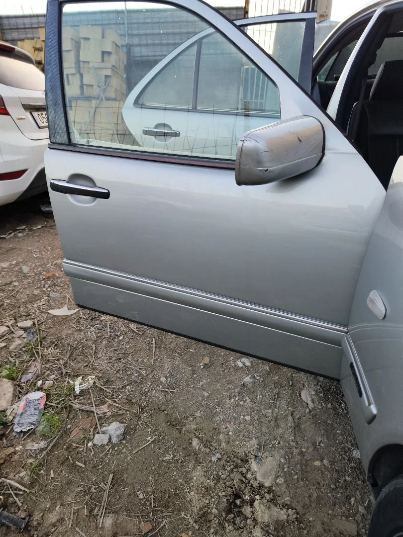 Foto de PUERTA DELANTERA DERECHA MERCEDES-BENZ CLASE E (BM 210) BERLINA 3.0 Turbodiesel CAT (177 CV / 130 KW)