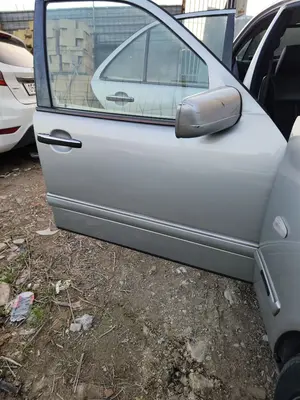 Foto de PUERTA DELANTERA DERECHA MERCEDES-BENZ CLASE E (BM 210) BERLINA 3.0 Turbodiesel CAT (177 CV / 130 KW)