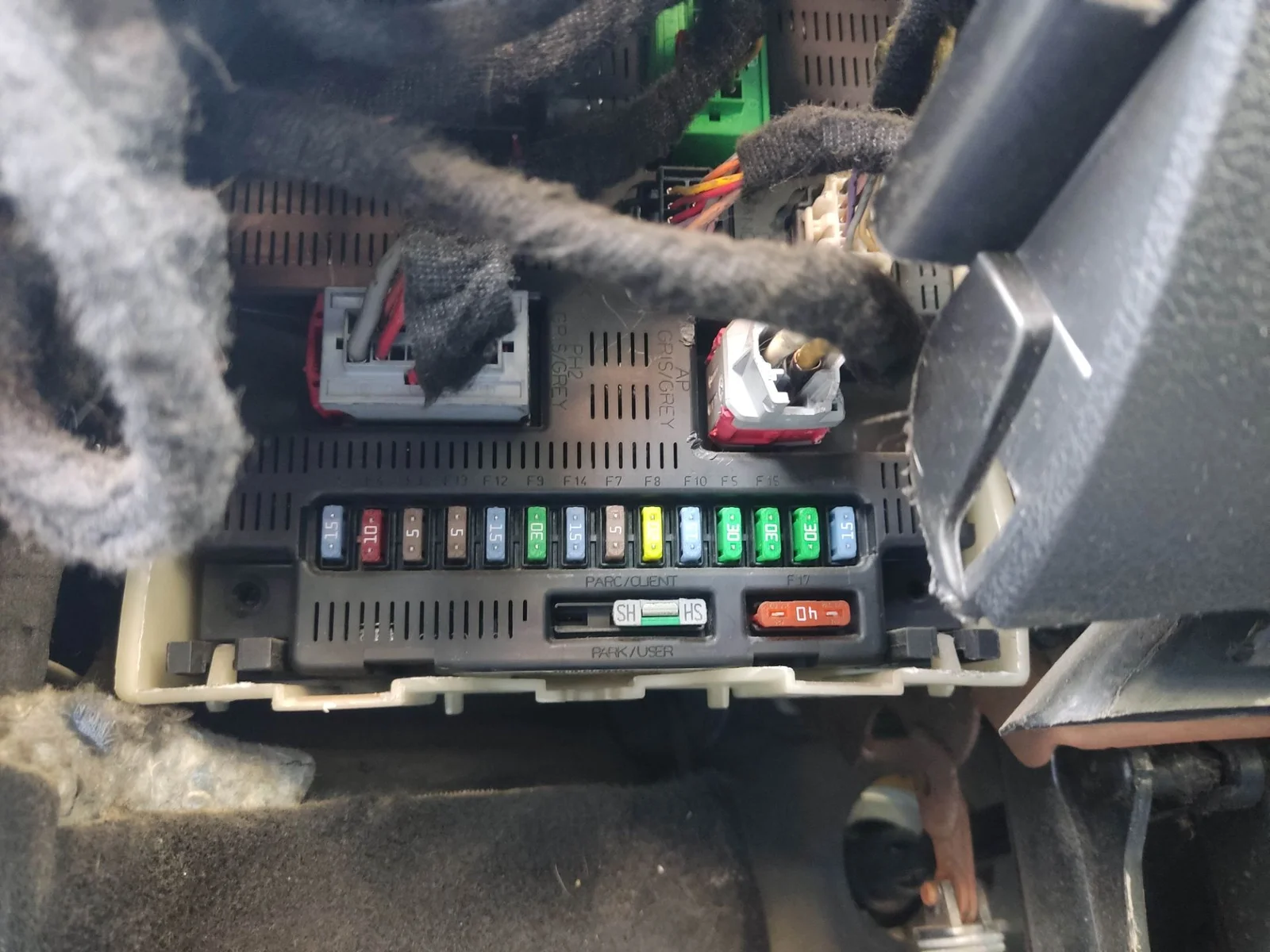 Foto de CAJA RELES / FUSIBLES PEUGEOT 207 1.6 HDi FAP CAT (9HZ / DV6TED4) (109 CV / 80 KW)
