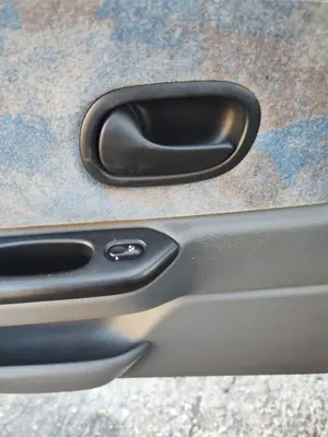 Foto de MANETA INTERIOR TRASERA IZQUIERDA RENAULT LAGUNA (B56) 2.0  (113 CV / 83 KW)