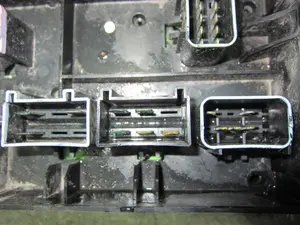 Foto de CAJA RELES / FUSIBLES CHRYSLER VOYAGER (RG) 2.4 CAT (147 CV / 108 KW) referencia 04868093AAA foto 6