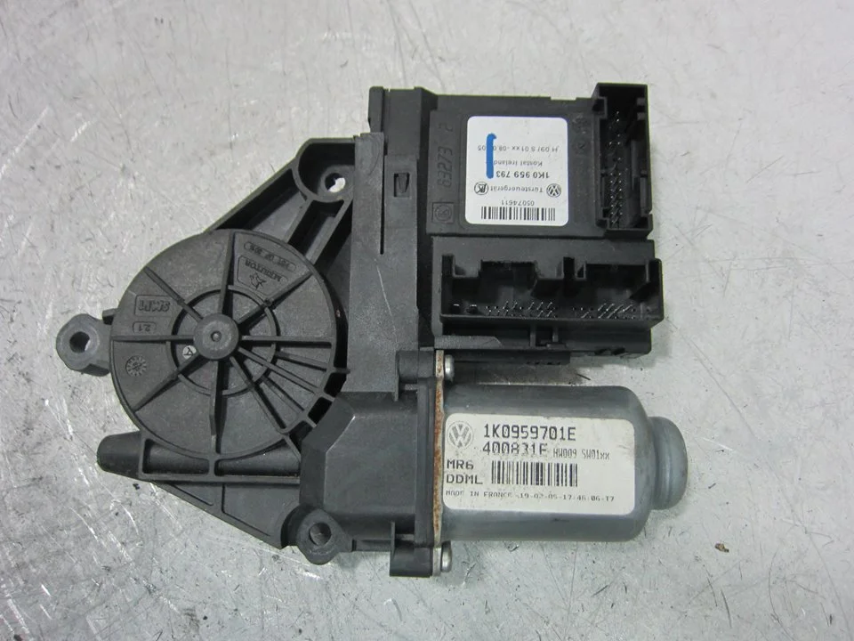Foto de MOTOR ELEVALUNAS DELANTERO IZQUIERDO VOLKSWAGEN GOLF V (1K1)(10.2003) referencia 400831E