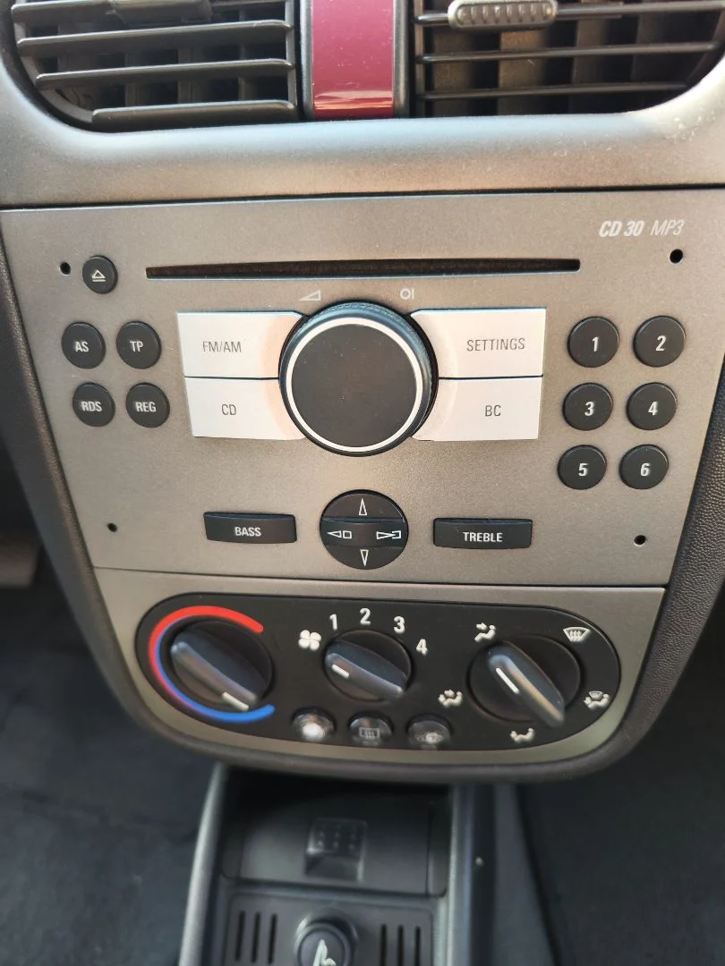 Foto de SISTEMA AUDIO / RADIO CD OPEL CORSA C 1.2 16V CAT (Z 12 XEP / LB4) (80 CV / 59 KW)