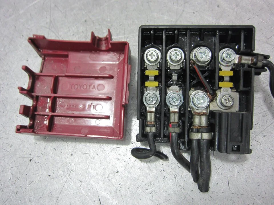 Foto de CAJA RELES / FUSIBLES TOYOTA YARIS (NCP1/NLP1/SCP1) 1.4 Turbodiesel CAT (75 CV / 55 KW)