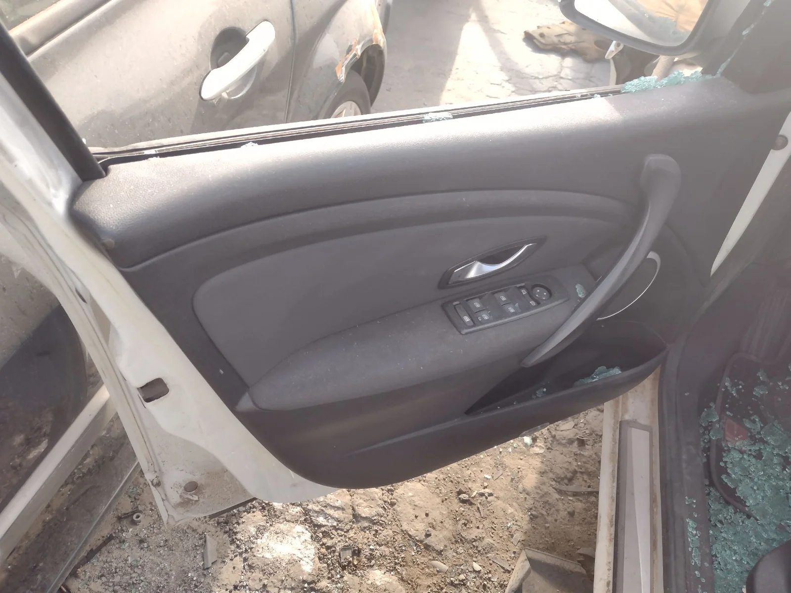 Foto de CERRADURA PUERTA DELANTERA IZQUIERDA RENAULT MEGANE III BERLINA 5P 1.6 16V CAT (101 CV / 74 KW) referencia 805030001R