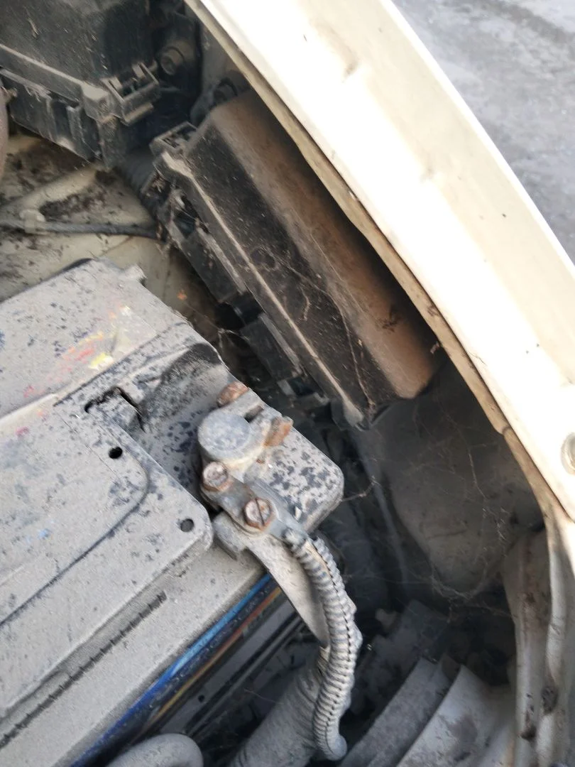 Foto de CAJA RELES / FUSIBLES NISSAN VANETTE CARGO 2.3 Diesel (75 CV / 55 KW)