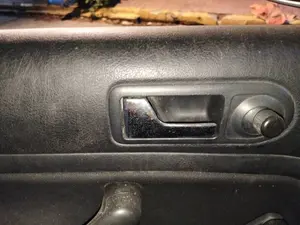 Foto de MANETA INTERIOR DELANTERA IZQUIERDA VOLKSWAGEN GOLF IV BERLINA (1J1)(10.1997)