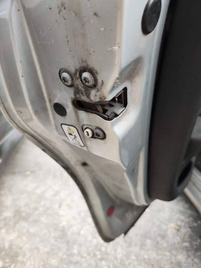 Foto de CERRADURA PUERTA TRASERA IZQUIERDA ALFA ROMEO 159 (140) 1.9 JTD (M) 16V CAT (150 CV / 110 KW)