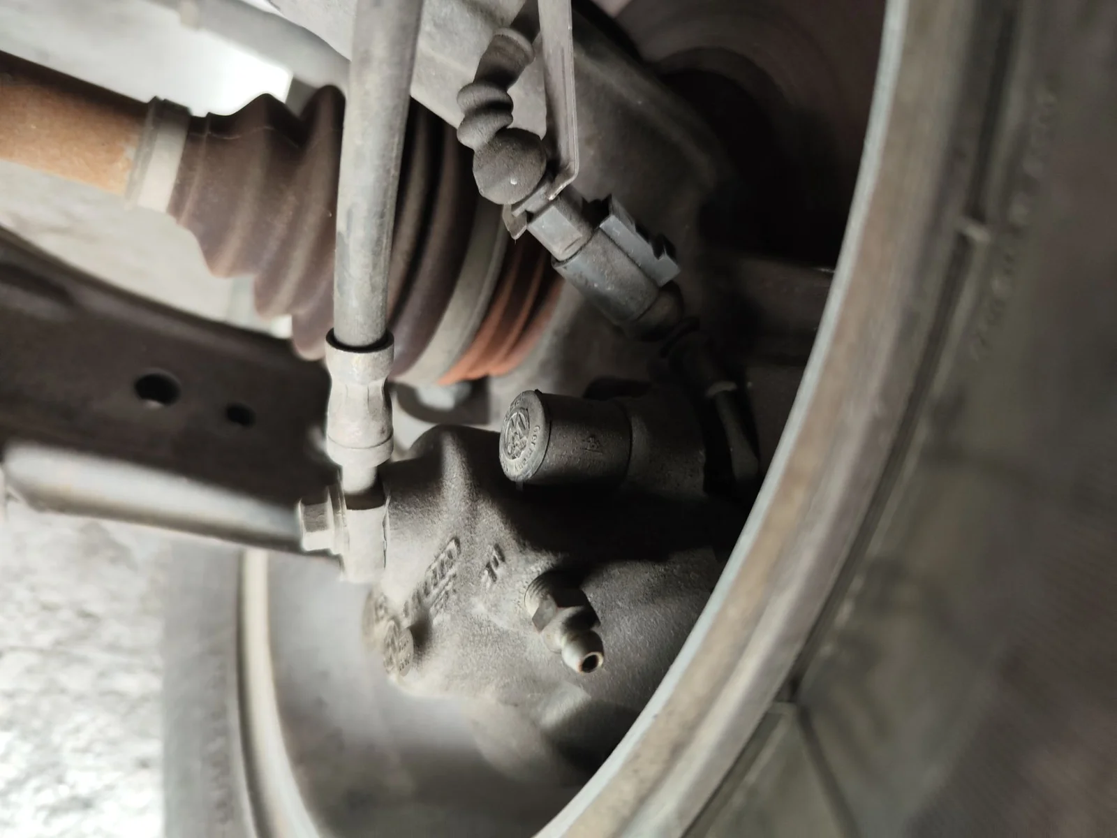 Foto de PINZA DE FRENO DELANTERA IZQUIERDA VOLKSWAGEN BORA BERLINA (1J2)(1998) 1.9 TDI (110 CV / 81 KW)