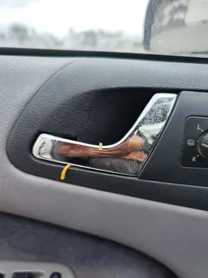 Foto de MANETA INTERIOR DELANTERA IZQUIERDA SKODA OCTAVIA BERLINA (1U2) 1.9 TDI (90 CV / 66 KW) referencia 1U0837247B