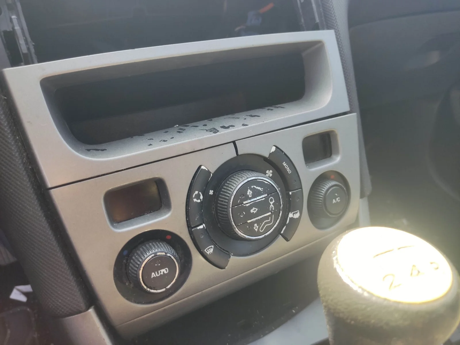 Foto de MANDO CALEFACCION / AIRE ACONDICIONADO PEUGEOT 308 1.6 HDi FAP CAT (9HZ / DV6TED4) (109 CV / 80 KW)