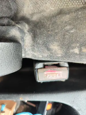 Foto de ENGANCHE CINTURON DELANTERO IZQUIERDO PEUGEOT 207 1.4 16V CAT (KFU / ET3J4) (88 CV / 65 KW)