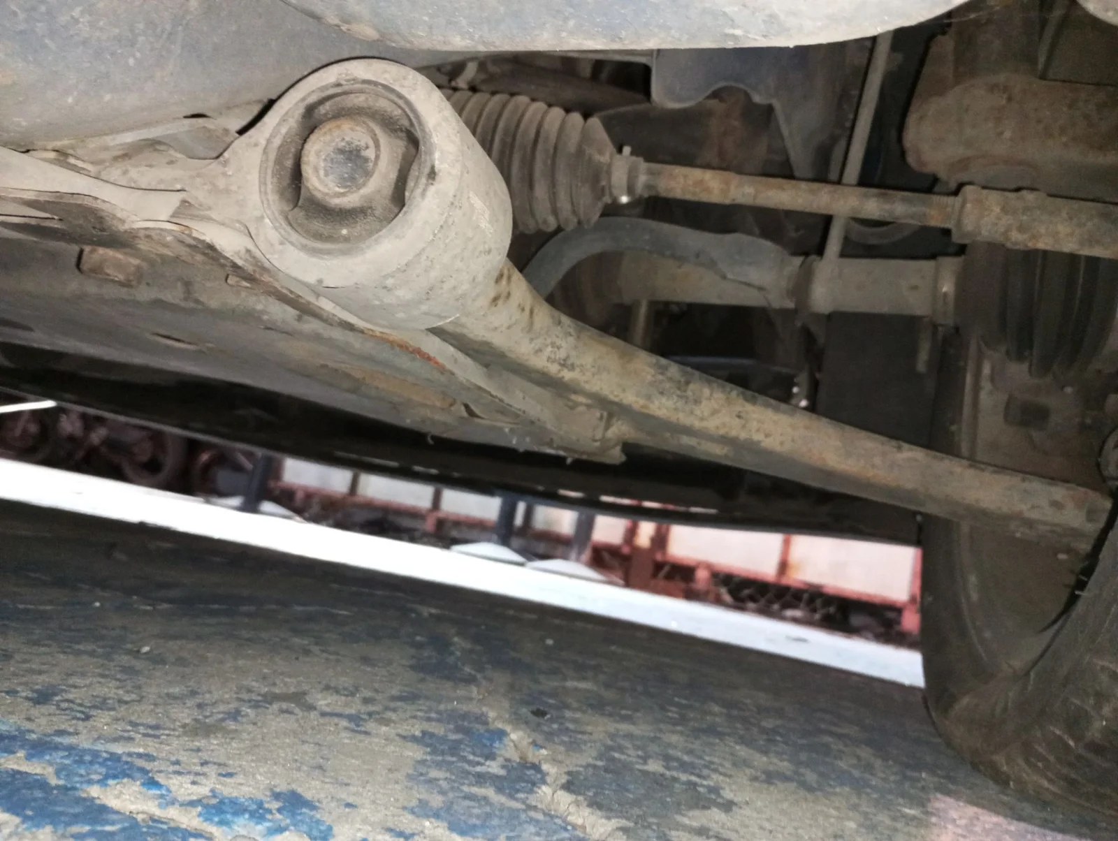Foto de BRAZO SUSPENSION DELANTERO DERECHO FORD FIESTA (CBK) 1.25 16V CAT (69 CV / 51 KW)