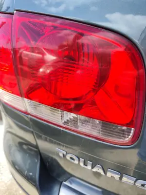 Foto de PILOTO TRASERO IZQUIERDO INTERIOR VOLKSWAGEN TOUAREG (7LA) 2.5 TDI (174 CV / 128 KW)