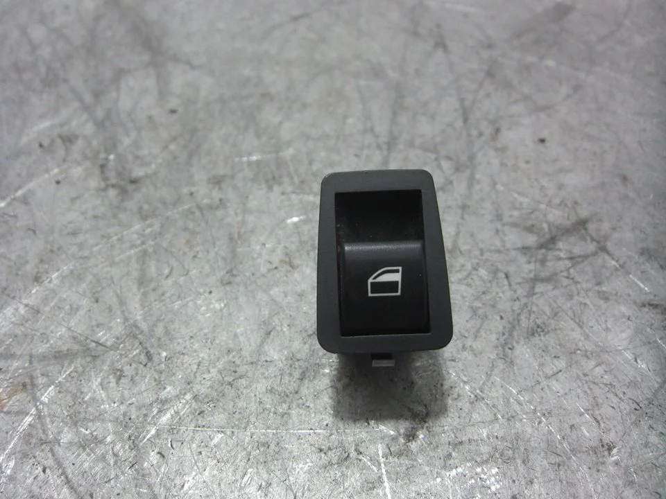 Foto de MANDO ELEVALUNAS TRASERO DERECHO BMW SERIE 3 BERLINA (E46) 3.0 24V Turbodiesel CAT (184 CV / 135 KW) referencia 6902174