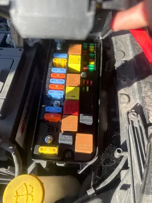 Foto de CAJA RELES / FUSIBLES SAAB 9-3 BERLINA 1.9 TiD CAT (150 CV / 110 KW)
