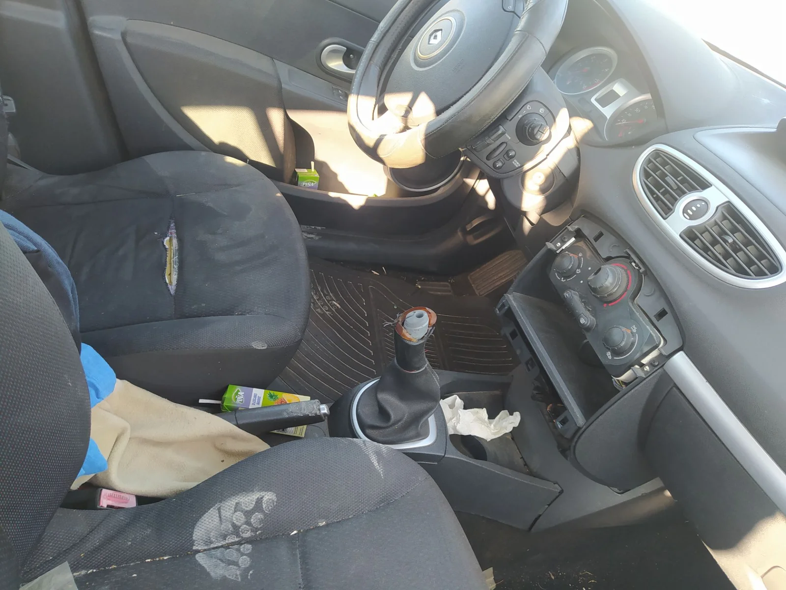 Foto de ENGANCHE CINTURON DELANTERO DERECHO RENAULT CLIO III 1.5 dCi Diesel CAT (86 CV / 63 KW)