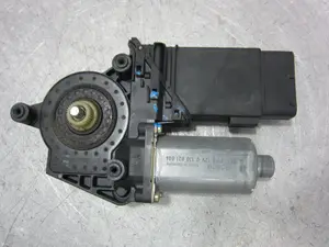 Foto de MOTOR ELEVALUNAS DELANTERO DERECHO VOLKSWAGEN PASSAT BERLINA (3B3) 1.9 TDI (131 CV / 96 KW) referencia 0130821694 foto 2