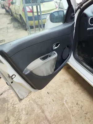 Foto de GUARNECIDO PUERTA DELANTERA IZQUIERDA RENAULT CLIO III 1.5 dCi Diesel FAP (75 CV / 55 KW)