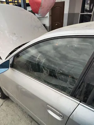Foto de LUNA DELANTERA IZQUIERDA AUDI A6 BERLINA (4B2) 2.5 V6 24V TDI (150 CV / 110 KW)
