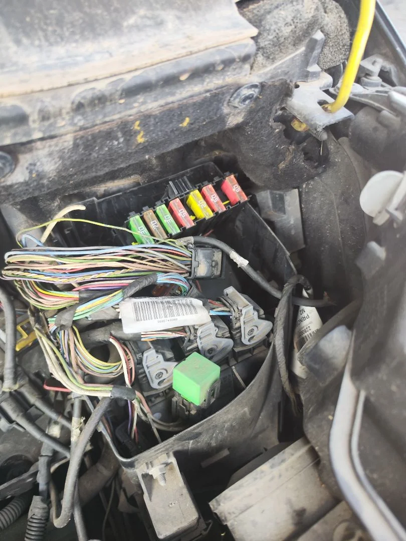 Foto de CAJA RELES / FUSIBLES CITROEN GRAND C4 PICASSO 1.6 16V HDi FAP (109 CV / 80 KW)
