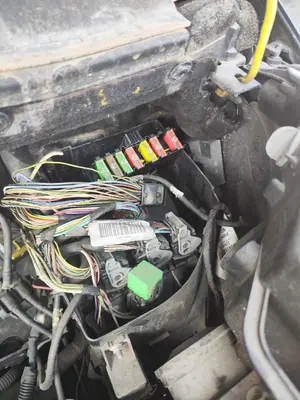 Foto de CAJA RELES / FUSIBLES CITROEN GRAND C4 PICASSO 1.6 16V HDi FAP (109 CV / 80 KW)