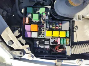 Foto de CAJA RELES / FUSIBLES OPEL CORSA C 1.2 16V CAT (Z 12 XE / LW4) (75 CV / 55 KW)