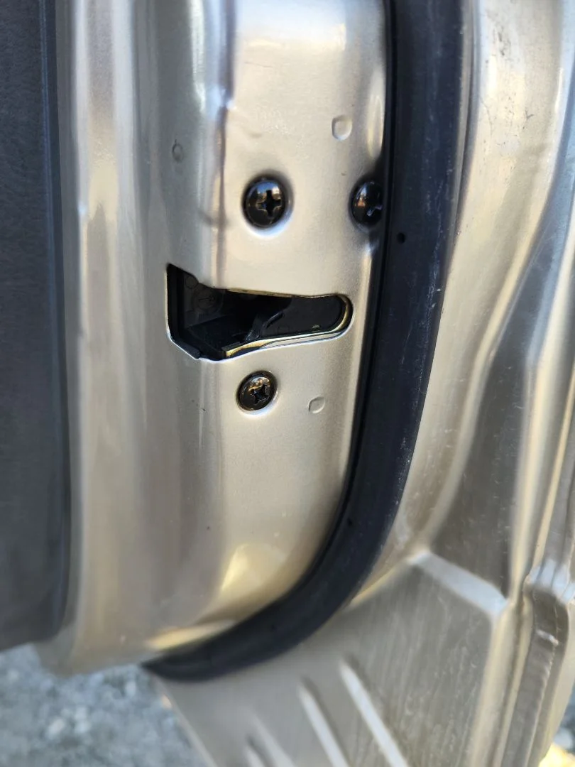 Foto de CERRADURA PUERTA DELANTERA DERECHA KIA CARENS (RS) 1.8 16V CAT (126 CV / 93 KW)