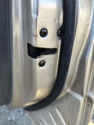 Foto de CERRADURA PUERTA DELANTERA DERECHA KIA CARENS (RS) 1.8 16V CAT (126 CV / 93 KW)