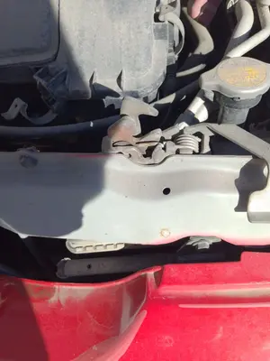 Foto de CERRADURA CAPO PEUGEOT 107 1.0 CAT (384F) (68 CV / 50 KW)