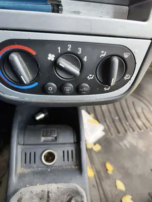 Foto de MANDO CALEFACCION / AIRE ACONDICIONADO OPEL COMBO (CORSA C) 1.3 16V CDTI CAT (Z 13 DT / LN9) (69 CV / 51 KW) referencia 9196202