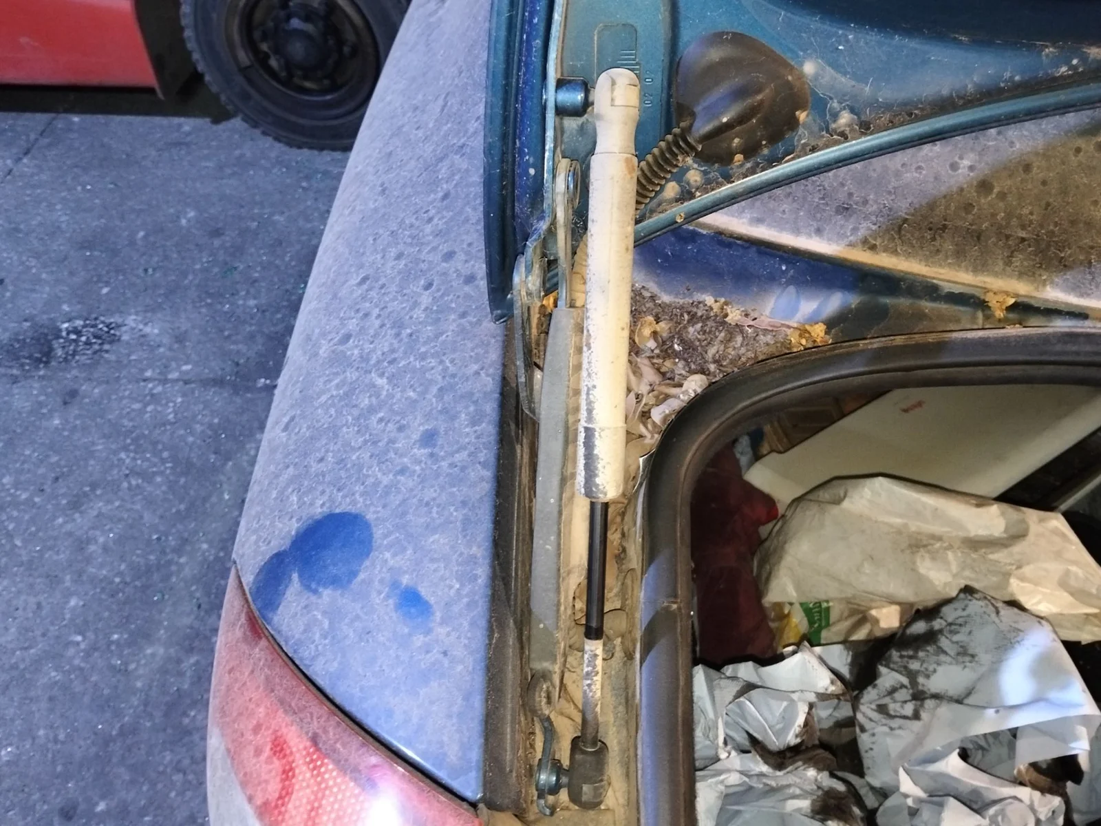 Foto de AMORTIGUADORES MALETERO / PORTON AUDI A4 BERLINA (8E)