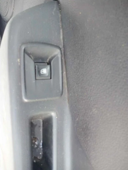 Foto de MANDO ELEVALUNAS TRASERO DERECHO DACIA LOGAN II 1.5 dCi Diesel FAP CAT (90 CV / 66 KW) referencia 254214937R