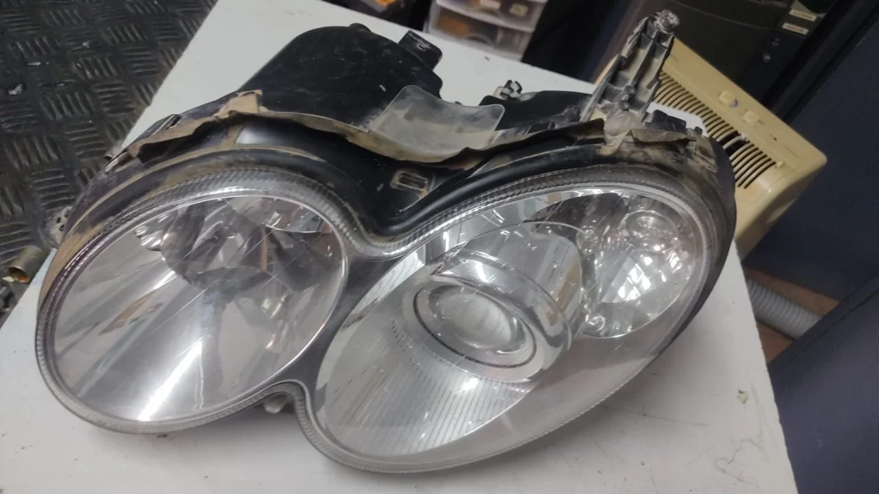 Foto de FARO IZQUIERDO MERCEDES-BENZ CLASE C (BM 203) BERLINA