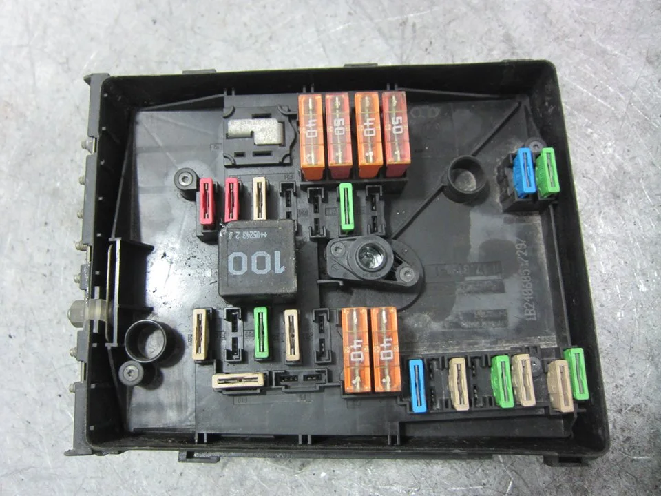 Foto de CAJA RELES / FUSIBLES SEAT LEON (1P1) 1.9 TDI (105 CV / 77 KW) referencia 1K0937125
