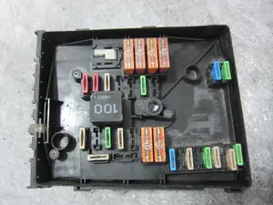 Foto de CAJA RELES / FUSIBLES SEAT LEON (1P1) 1.9 TDI (105 CV / 77 KW) referencia 1K0937125