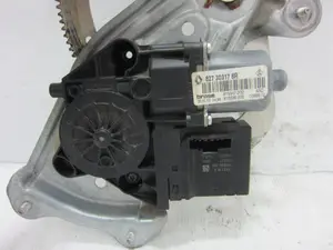 Foto de ELEVALUNAS TRASERO DERECHO RENAULT SCENIC III (JZ) 1.6 dCi Diesel FAP (131 CV / 96 KW) referencia 827303178R foto 3