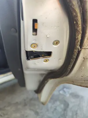Foto de CERRADURA PUERTA TRASERA DERECHA VOLVO S40 BERLINA 1.9 Diesel CAT (116 CV / 85 KW) referencia 30850806