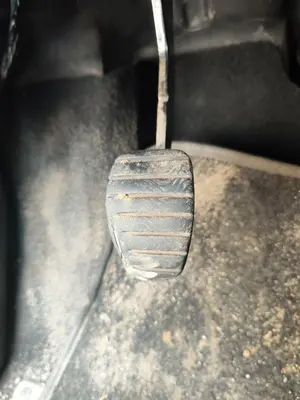 Foto de PEDAL EMBRAGUE RENAULT CLIO III 1.5 dCi Diesel FAP (75 CV / 55 KW)