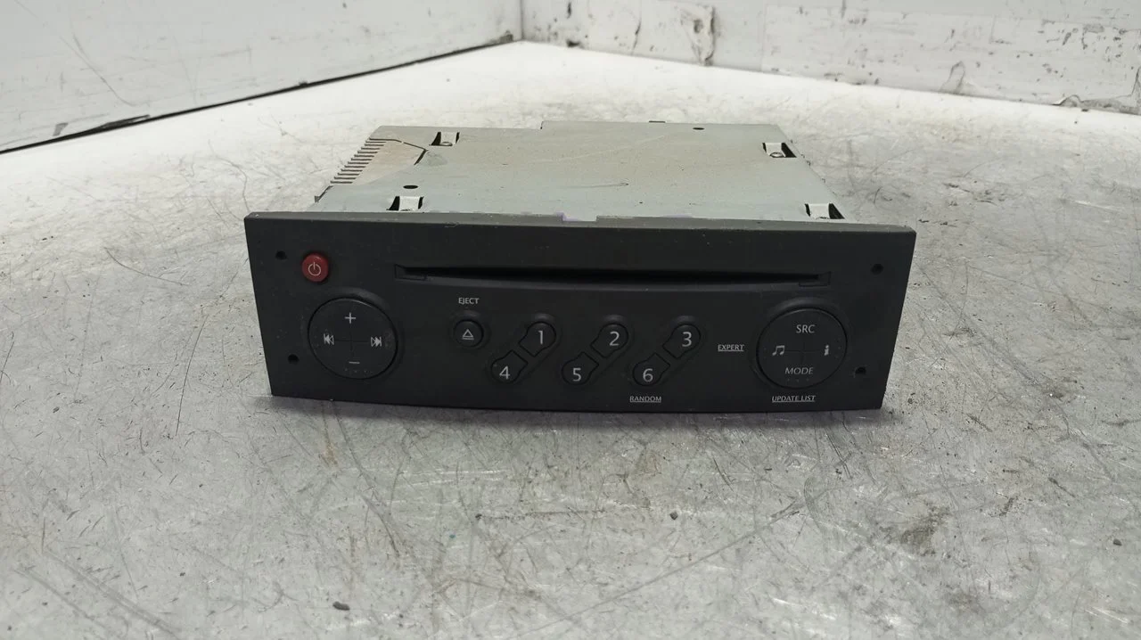 Foto de SISTEMA AUDIO / RADIO CD RENAULT CLIO III 1.2 16V (75 CV / 55 KW) referencia 8200607915