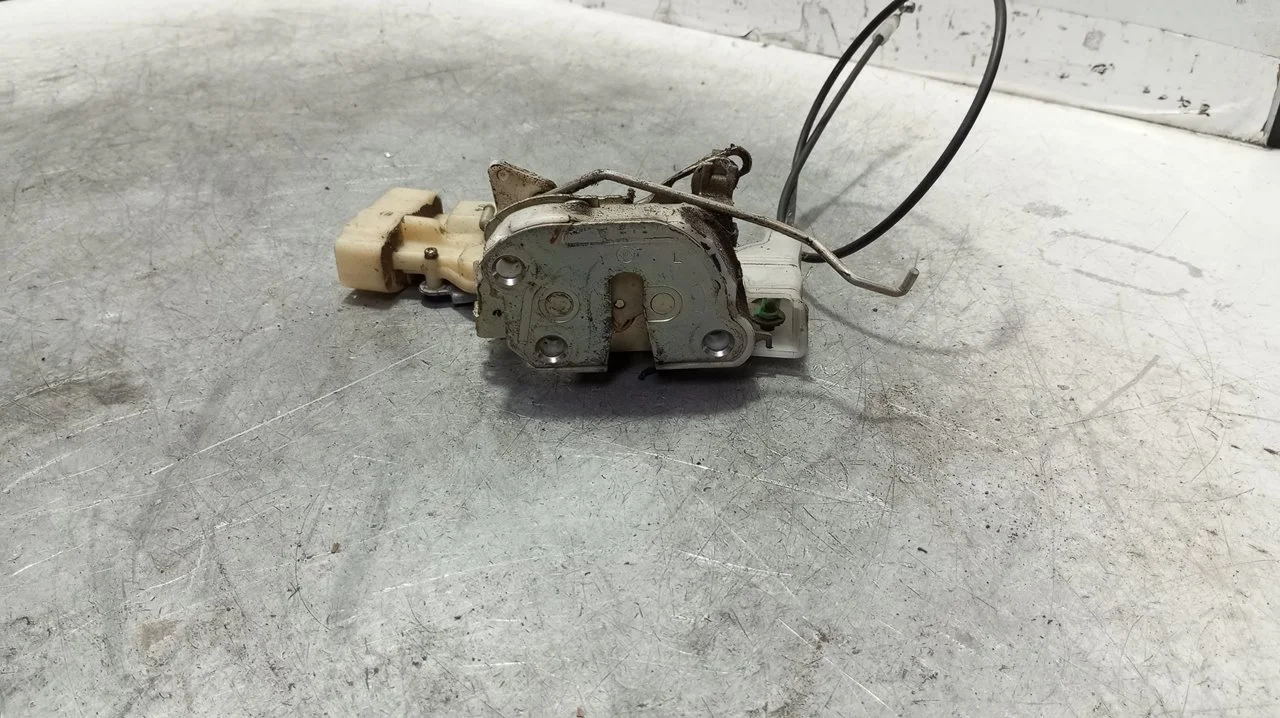 Foto de CERRADURA PUERTA DELANTERA IZQUIERDA TOYOTA YARIS (NCP1/NLP1/SCP1) referencia 693200D041