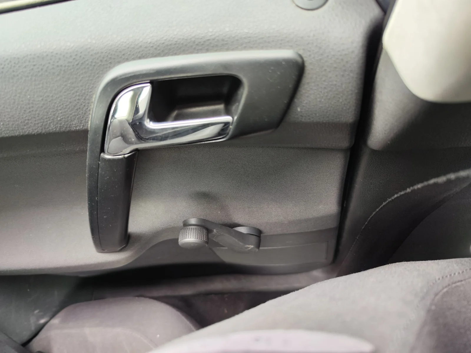 Foto de MANETA ELEVALUNAS TRASERA IZQUIERDA VOLKSWAGEN POLO IV (9N1) 1.4 16V (75 CV / 55 KW)