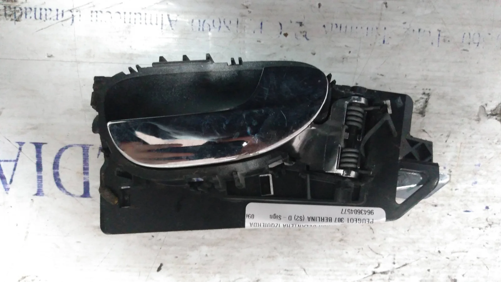 Foto de MANETA INTERIOR DELANTERA IZQUIERDA PEUGEOT 307 BERLINA (S2) 1.6 16V HDi (90 CV / 66 KW) referencia 9643604577