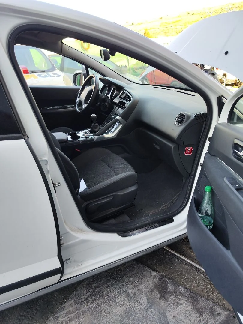 Foto de GOMAS CONTORNO PUERTA PEUGEOT 3008 1.6 Blue-HDI FAP (120 CV / 88 KW)