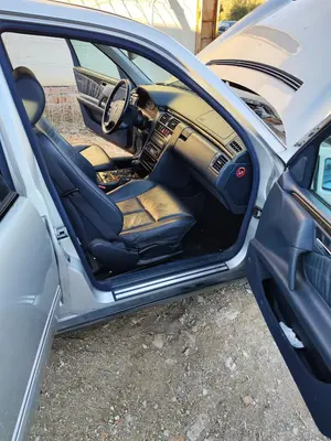 Foto de GOMAS CONTORNO PUERTA MERCEDES-BENZ CLASE E (BM 210) BERLINA 3.0 Turbodiesel CAT (177 CV / 130 KW)