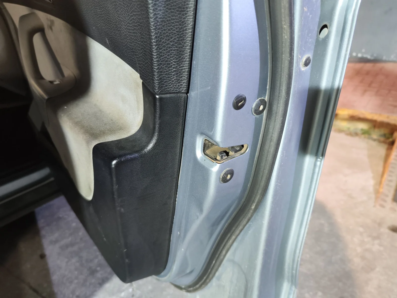 Foto de CERRADURA PUERTA DELANTERA DERECHA VOLKSWAGEN PASSAT BERLINA (3C2) 2.0 TDI (140 CV / 103 KW) referencia 3C1837016B